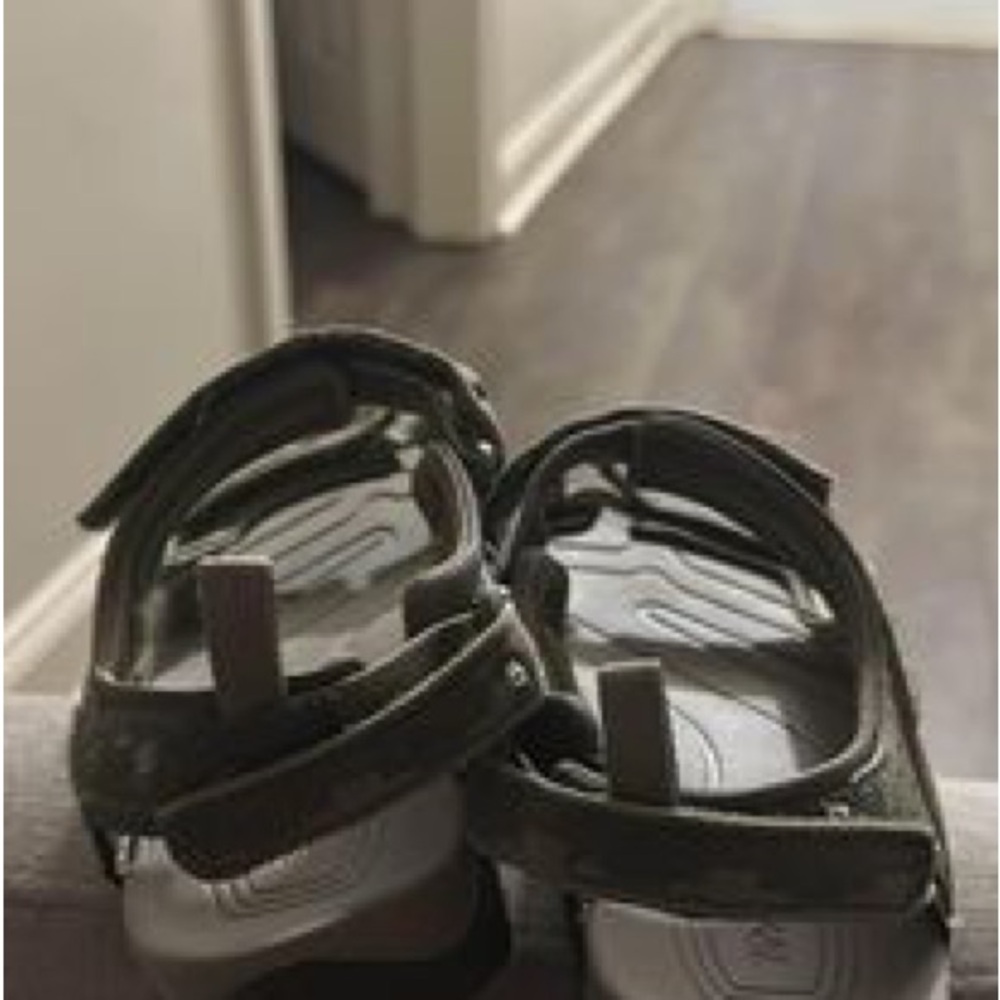 Teva Boys size 4